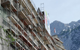 Die spektakuläre Einrüstung der Burg Hohenwerfen im Salzburger Land.